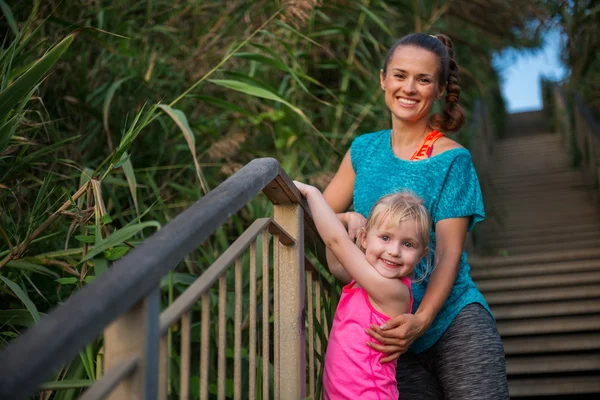 Portrait of healthy mother and baby girl outdoors in the evening — Stock Photo, Image