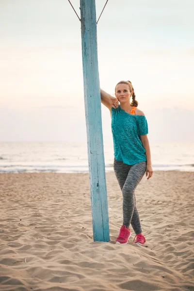 Fitness mladá žena na pláži ve večerních hodinách — Stock fotografie