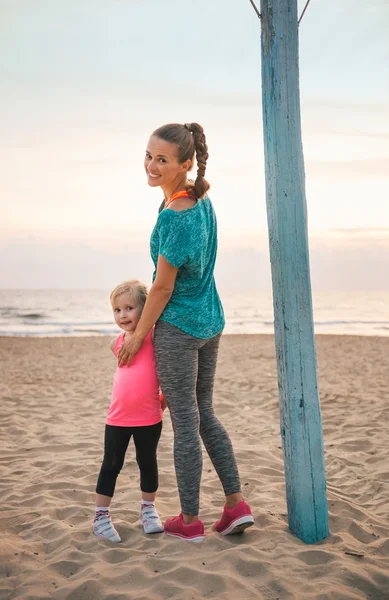 Zdravá matka a holčička na pláži ve večerních hodinách — Stock fotografie