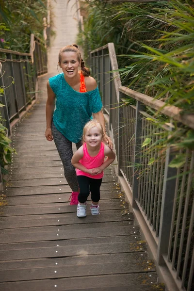 Sunde mor og baby pige gå på trapper - Stock-foto