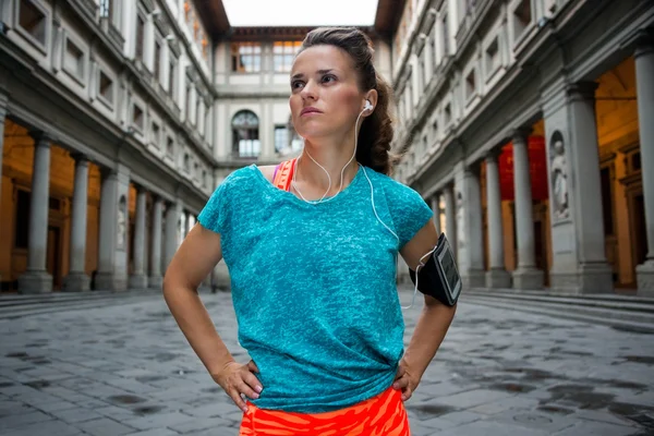 Portrét ženy fitness nedaleko galerie uffizi ve Florencii, Itálie — Stock fotografie