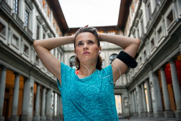 Düşünceli fitness kadının yanına uffizi Galerisi Floransa, İtalya — Stok fotoğraf