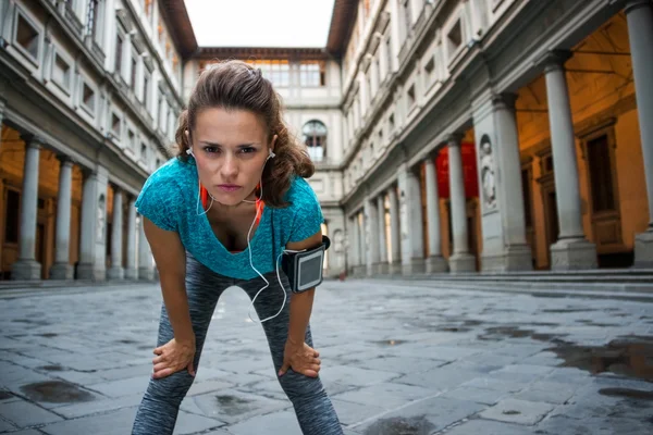 Fitness mulher pegar respirar perto de galeria uffizi em florence , — Fotografia de Stock