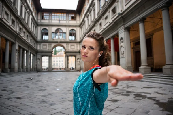 Fitness mulher treino perto de galeria uffizi em florence, itália — Fotografia de Stock