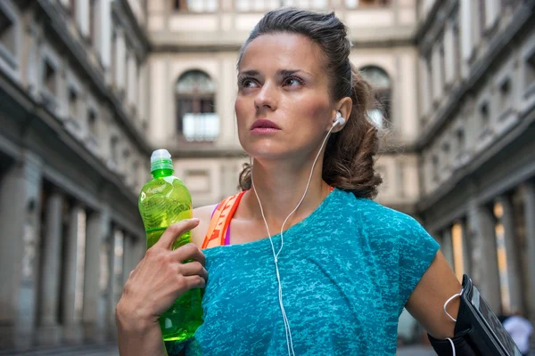 Mulher fitness pensativo com garrafa de água perto de galer uffizi — Fotografia de Stock