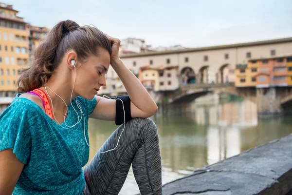 Mulher fitness sentado perto ponte vecchio em florence, itália — Fotografia de Stock
