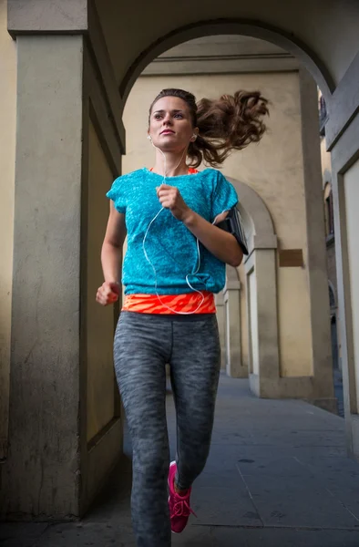 市内の屋外ジョギング フィットネス女性 — ストック写真