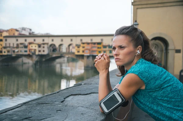 Mulher fitness pensativo em pé na frente de ponte vecchio em f — Fotografia de Stock