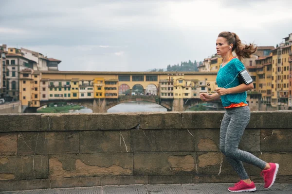 Fitness žena zaběhat před ponte vecchio ve Florencii, ita — Stock fotografie