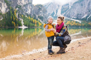 Anne ve kızı Gölü kıyısındaki Bries üzerinde gülümseyen