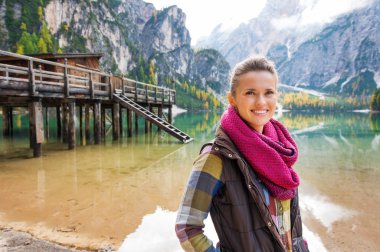 Lake Bries adlı kadınla arka planda ahşap iskele