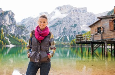 Ayakta, Lake Bries İtalyan Dolomites içinde gülümseyen kadın