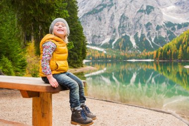 Lake Bries piknik masada oturan sarışın genç kız
