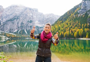 Lake Bries iki yaşasın vererek bir mutlu, gülümseyen kadın uzun yürüyüşe çıkan kimse