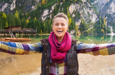 Gülüyor ve kadın alarak selfie Gölü Bries üzerinde gülümseyen
