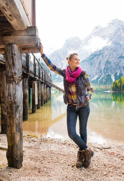 Lac Bries femme reposant à quai en bois, relaxant et souriant — Photo