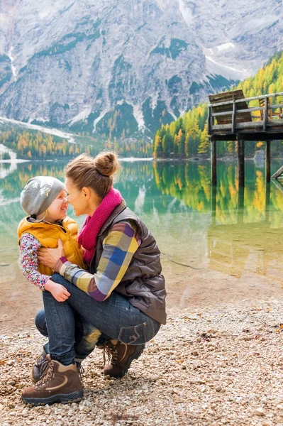 Matka a dcera Eskymák polibky na březích jezera Bries — Stock fotografie