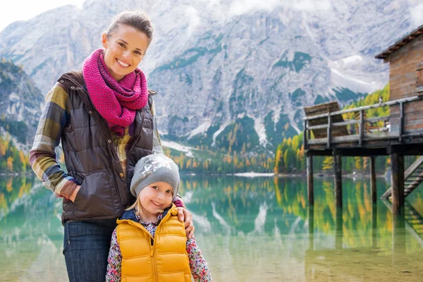 Sonriente madre y rubia hija posando en el lago Bries —  Fotos de Stock