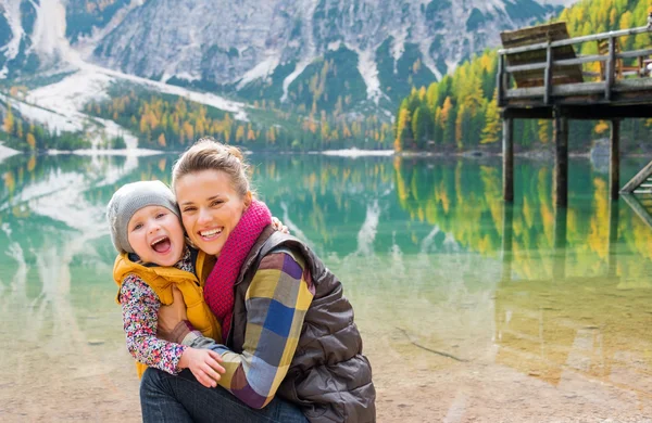 Mor og datter griner kind til kind på Lake Bries - Stock-foto