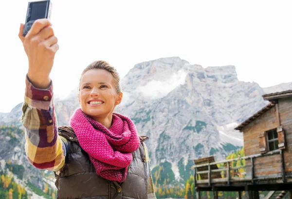 Kvinna vid stranden av sjön Bries tar en selfie — Stockfoto