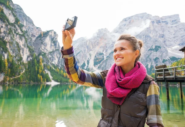 Frau am Ufer des Bries-Sees beim Fotografieren der Landschaft — Stockfoto