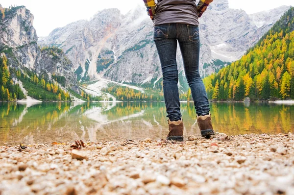 Zbliżenie nogi zdjęcia kobieta turysta na brzegiem jeziora Bries — Zdjęcie stockowe