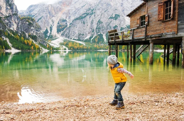年轻的女孩对湖奶酪在秋天跳过石头 — 图库照片