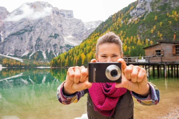 Görüntüleyici, dijital fotoğraf makinesi amaçlayan kadın göl Bries — Stok fotoğraf