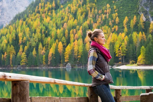 Escursionista donna con le mani in tasca riposa al lago Bries — Foto Stock