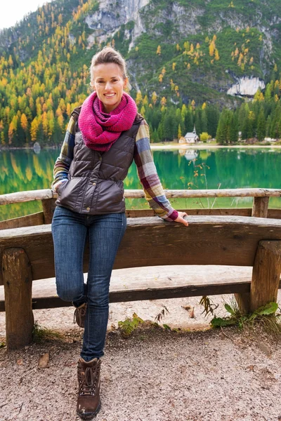 Mulher caminhante descansa na borda do Lago Bries com cachecol rosa — Fotografia de Stock