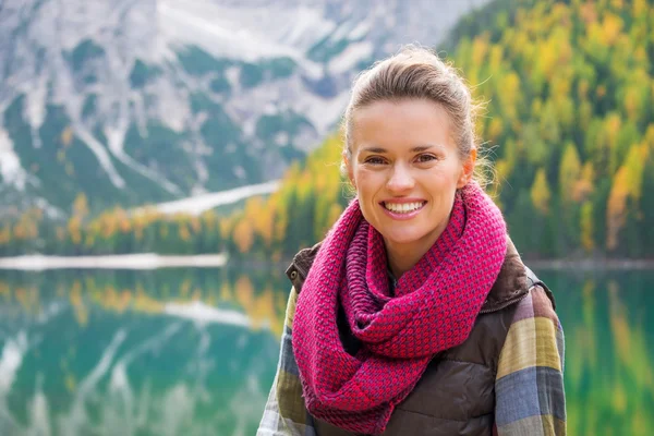 Портрет улыбающейся женщины на озере Брайес осенью — стоковое фото