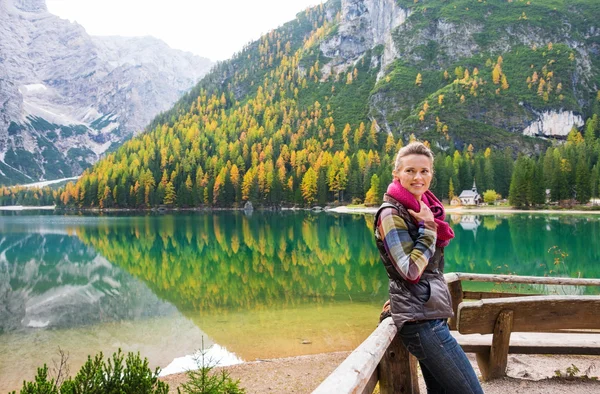 Smiling woman hiker at Lake Bries holding scarf — Stock Photo, Image