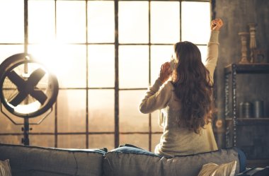 Telefon loft pencerenin önünde konuşurken arkasından gördüm kadın