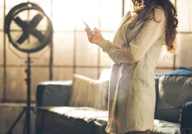 Çatı katında, gövde vurdu esmer holding telefon yakın çekim