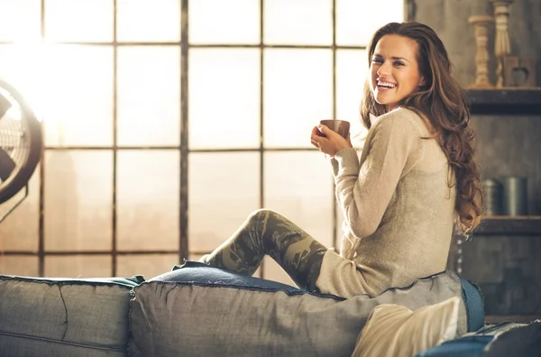 Perfil de disparo, mujer sonriendo mirando por encima del hombro sosteniendo la taza — Foto de Stock