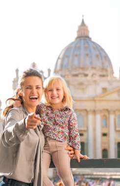 Roma'da Vatikan'da anne gülen çocuk ve Puan tutar
