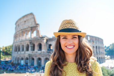 Yaz aylarında Roma'daki Colosseum, gülümseyen kadın portresi