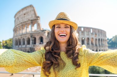Selfie Roma Colosseum at alarak gülümseyen kadın turist