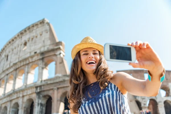 Kvinnan turist med selfie vid Colosseum i Rom på sommaren — Stockfoto