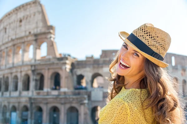 Портрет сміху жінка на Колізей в Римі в літо — стокове фото