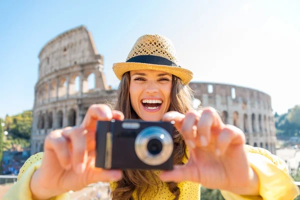 Mujer riendo mira hacia arriba de tomar fotos con Coliseo detrás — Foto de Stock