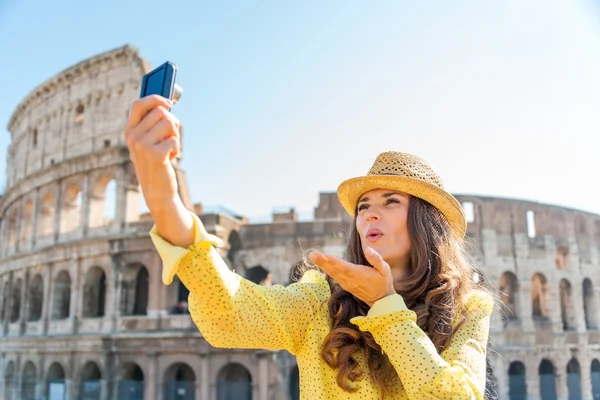 Woman tourist taking selfie blowing kisses at Rome Colosseum — Stock Photo, Image