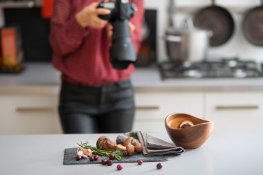 Kadın fotoğrafçı lens sonbahar meyve ve sebze odaklanır