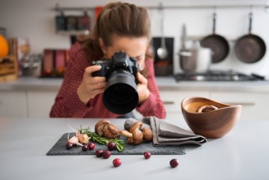 Mantar closeup alarak kadın gıda fotoğrafçı