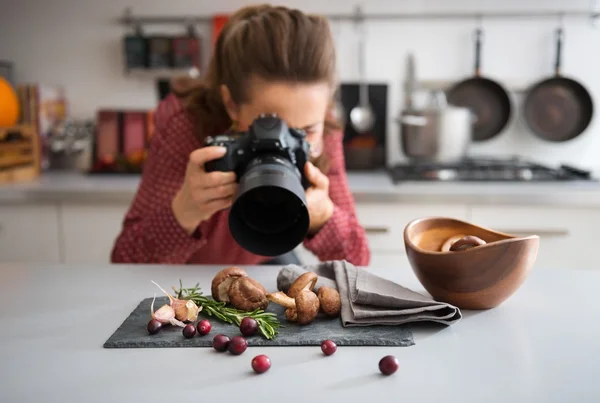 Mantar closeup alarak kadın gıda fotoğrafçı — Stok fotoğraf