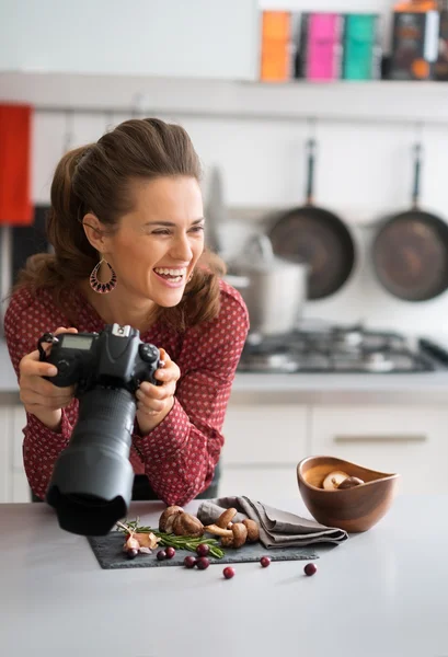 Mulher sorridente fotógrafo de alimentos tendo uma pausa na cozinha — Fotografia de Stock