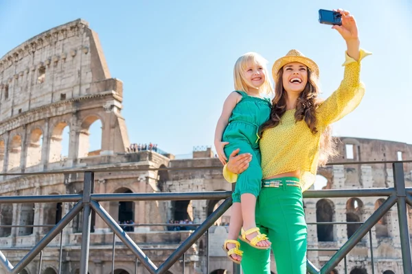 Moeder en dochter nemen een selfie op het Colosseum in Rome — Stockfoto