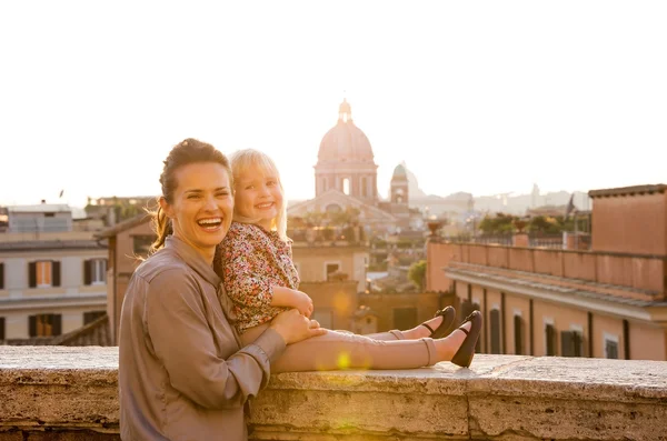 Smilende mor og datter ved solnedgang i Rom, St. Peters - Stock-foto
