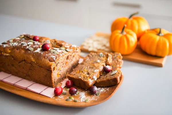 Närbild av hemgjorda, skivad frukt och nötter limpa och mini pumpa — Stockfoto