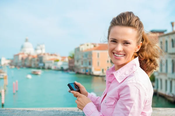 Sorridente donna turistica tenendo la fotocamera sopra il Canal Grande — Foto Stock